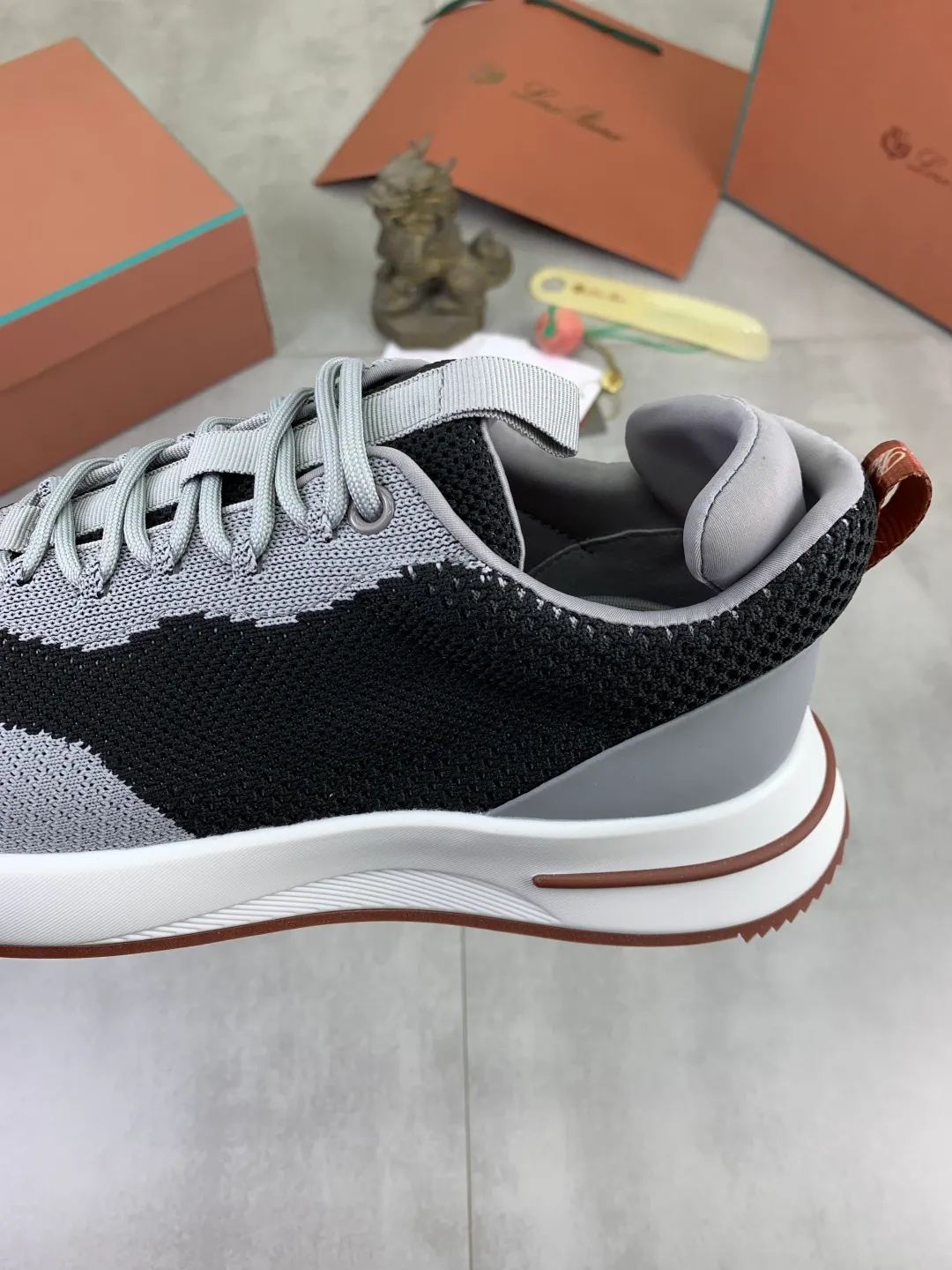 Men's men's shoes 💰P542 New style 💰High quality The latest casual shoes Loro Piana 💯Top grade💯Buy the original copy💯 Founded the existing Loro Piana company on April 24, 1924. The family has been operating for the sixth generation, providing top quality products to customers who are discerning in taste and quality. Imported original fly woven fabrics with cowhide fabric, plain calfskin lining, hand-stitched threads with cowhide feet, original packaging, high-end outsole, size: 38-46, multiple colors available, complete package